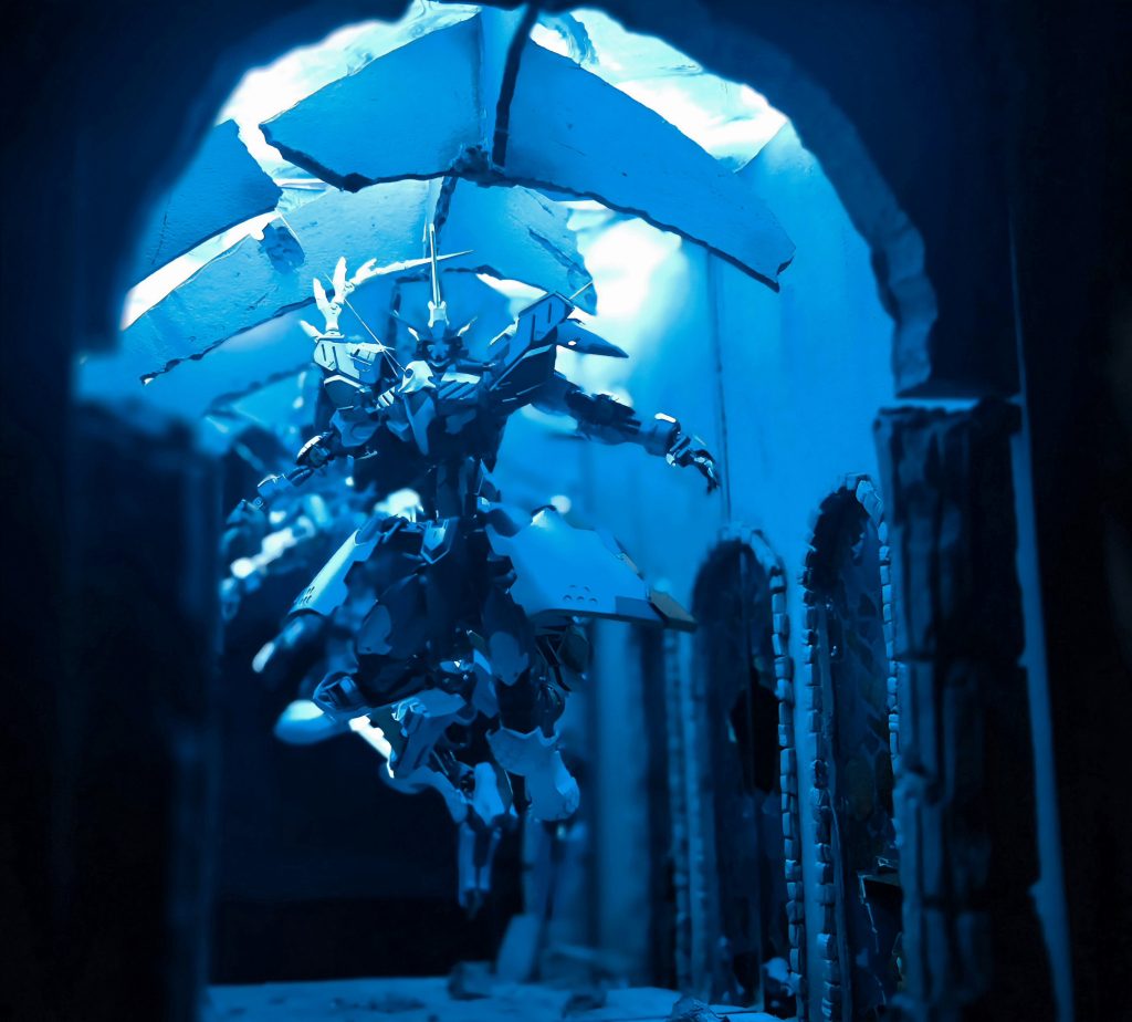 下から覗くとと天面の水面のゆらぎ、奥へと続く?神殿などからストーリーが自然と漂ってくる・・・