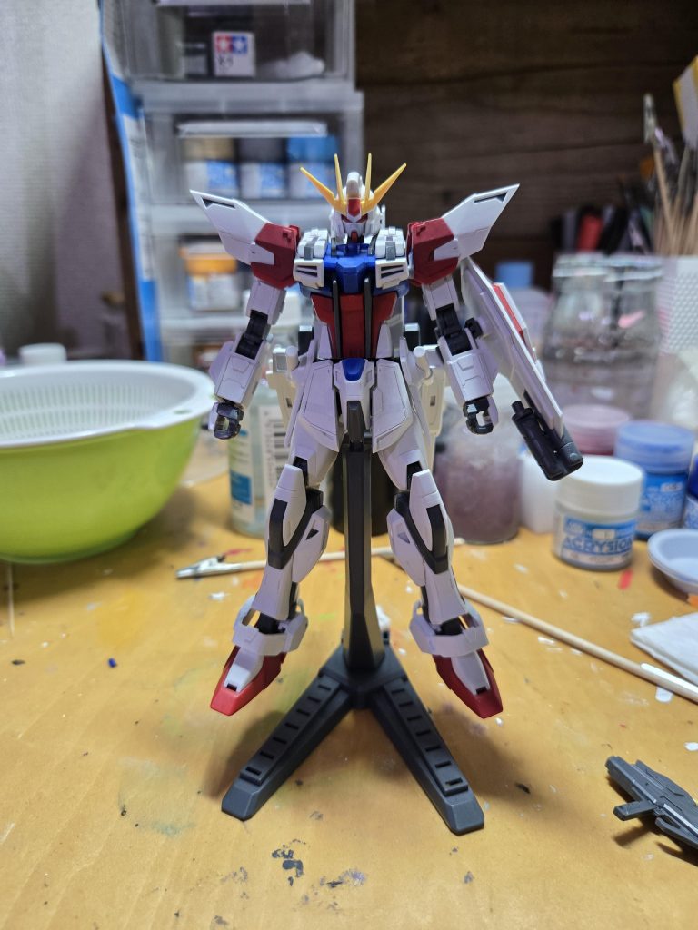 MGを参考にディテールアップをしています。腰部は3mmほど延長しスタイルを改修しました。