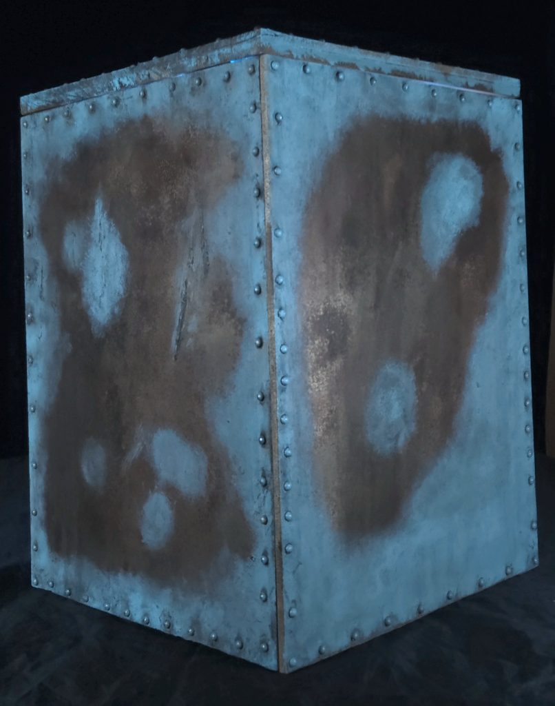 外壁はスチームパンク調で仕上げており、作品の世界を潜水艦から覗いているような演出をした。また、よく見ると作品内部奥に鏡が用いており、それは奥行の演出だけでなく、ガラス越しに見た時に僅かに視界に入る自身の反射も表現している。