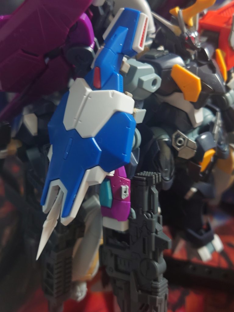 右肩が寂しかったのでちょいとプラ棒を加工してトールギスIIIのシールドを装着。右肩だけ重量が増してしまい、結果アンバランスになった為着脱。そして頭部に角が生えた(バウの角)