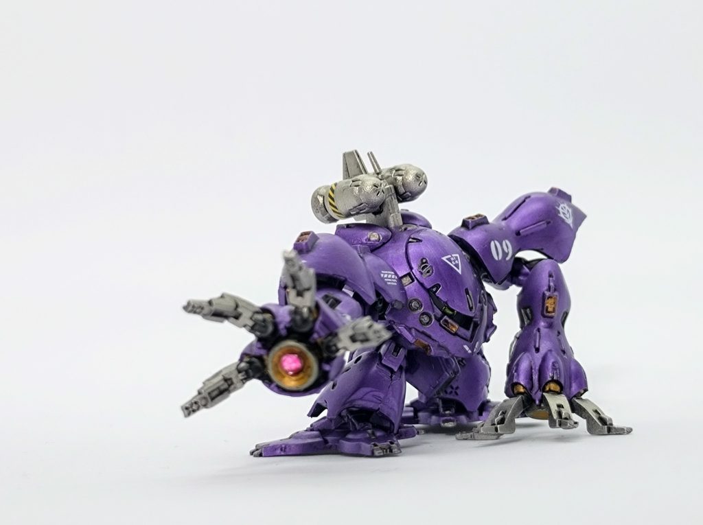 ・ハイゴッグ最初に塗装したキット。基本単色で1番塗りやすいのがトップバッターの理由となりました(^ω^)腕のビーム発射部はクリアパーツを追加してます。塗装は黒サフを吹き、爪とブースター部をSBジュラルミン、本体を水性マーカーで塗装しました。その後にスミイレ→デカール→半光沢クリアで完成です。