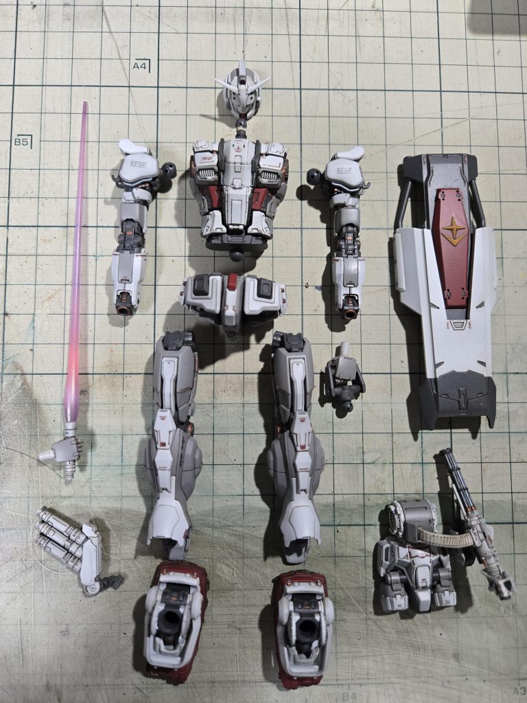 キット本体。10年ぶりの塗装でちゃんと塗料が載ってないところも多く、墨入れしていたら左手首のパーツが破損しました…細かい塗分けに初挑戦しましたが、ちまちました作業は嫌いじゃないので情報量が増えていくのが楽しかったです♪デカールはキット付属のマーキングシールの余白をカットして使用しています。