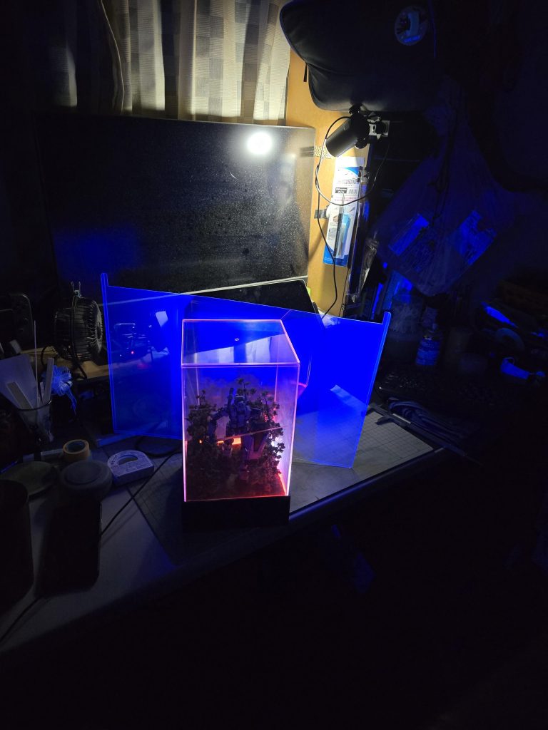 メイン写真の撮影背景。何とか写真だけでも見栄えがするように悪あがき中(笑)100均のハードクリアファイルがブルーライトをいい感じに反射してくれたので、何とか誤魔化せた気がします。