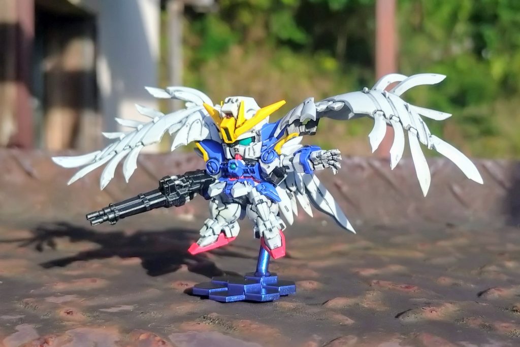 ・ウイングガンダムゼロ(EW)第1弾で1番ボリュームのあるキット。塗装は3番目で制作時間も1番(私の事情で)。ツインバスターライフルの銃口が塞がっていたのでピンバイスにて工作しました。