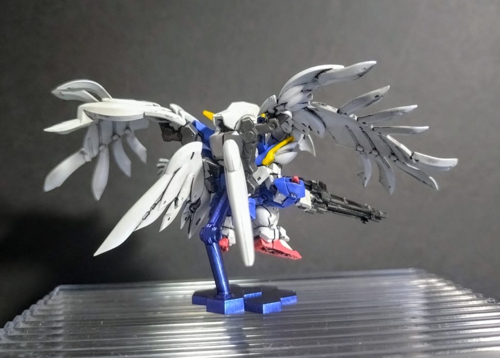 ・塗装はメカサフライト→スチールホワイト→サファイアブルーと吹き、細部は水性マーカーにて塗装し最後はスミイレし半光沢クリアで仕上げてあります。このウイングの塗装の最中、仙骨部皮下膿瘍になってしまいお尻の割れ目の上が腫れて切ることに(>_<)このおかげで半月くらい制作が遅れました。身体に違和感を感じたら素直に病院に行きましょう。