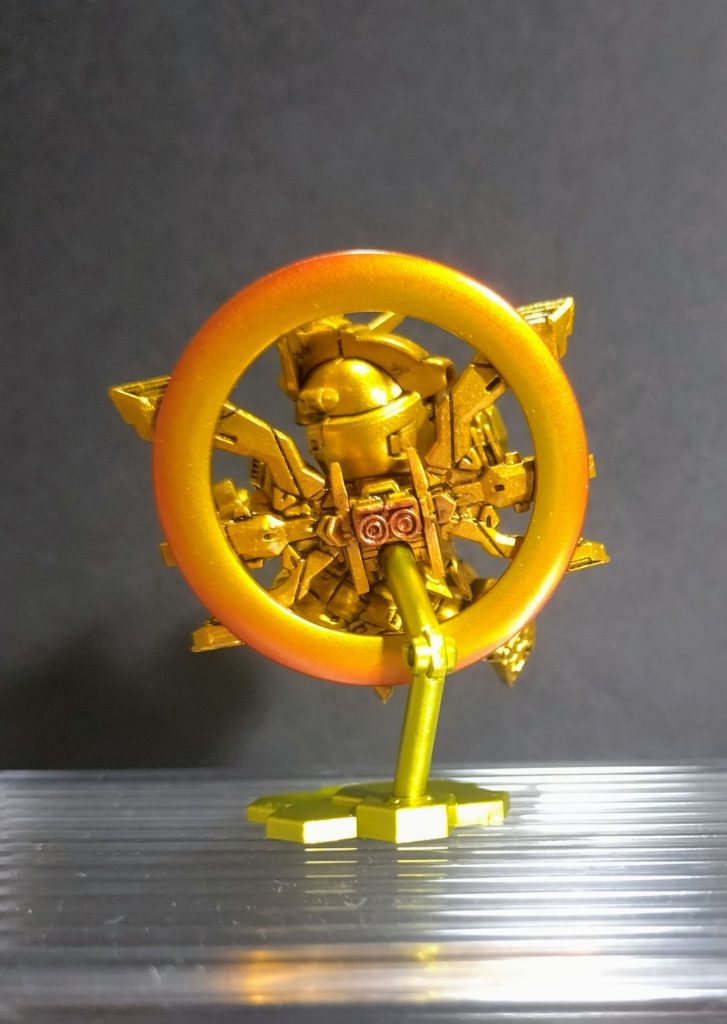 ・本体の塗装は黒サフ→プレミアムブリオンゴールドと吹き、ゴッドフィンガー＆胸部はクリアルージュでそれっぽく。センサー部は水性マーカーで塗りスミイレ後に光沢クリアで仕上げました。背中の光輪は黒サフの後にSBゴールドブラスを吹き円形マスキングテープで色分けをする予定でしたが肝心のテープのサイズが全然合わなかったです…ちゃんと測らないと駄目ですね(>_<)結局、無理やりグラデーションっぽく頑張りましたが0.2mmのエアブラシが欲しくなりました。