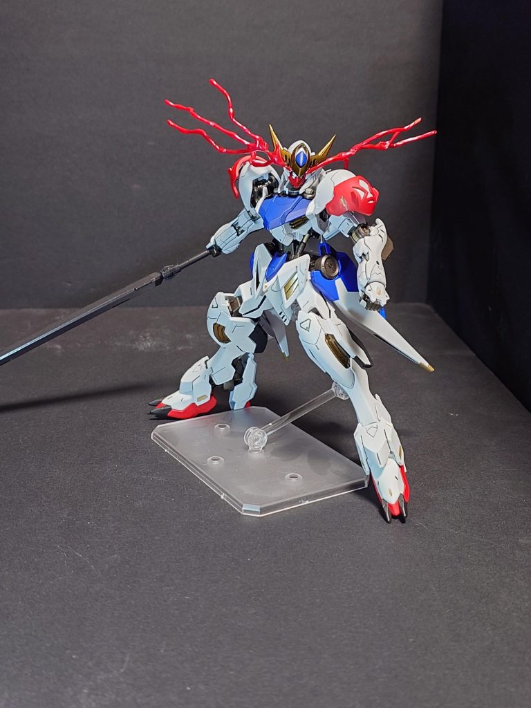 最後は素立ちです。今回はバルバトス用にエフェクトを作ってみましたがなかなかうまくいかず次に機会があるならもう少し違うアプローチをしてより良くなればと思っています。いざ、エフェクトをつけてみて思いましたが意外と肩の装甲がでかくてポーズ決めようとすると当たって大変でした。また、腕部の銃がついていなかったのは結構使っていたのに驚きました。（まさかのオプションパーツ行きとは知りませんでした） ご覧いただきありがとうございました。