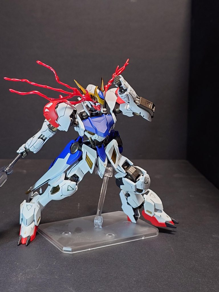 ハシュマルのビームを受けるシーンを意識しました。今回も前回製作したバルバトス同様フレームの一部の塗分けをしてます。腰のブースター？部分も塗分け部分を変えてみました。 