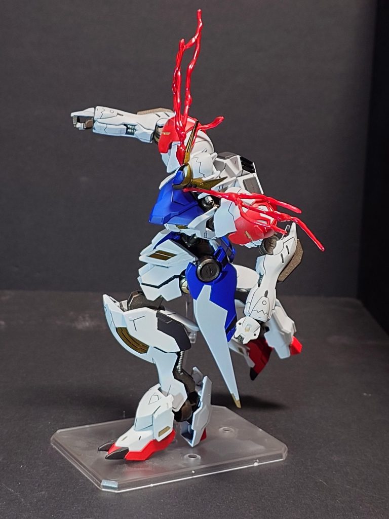 ハシュマルへの殴打を意識しました。アニメ通りにポーズ取ろうと思うと意外と可動域がついてこなくてぽくならないので残念です。