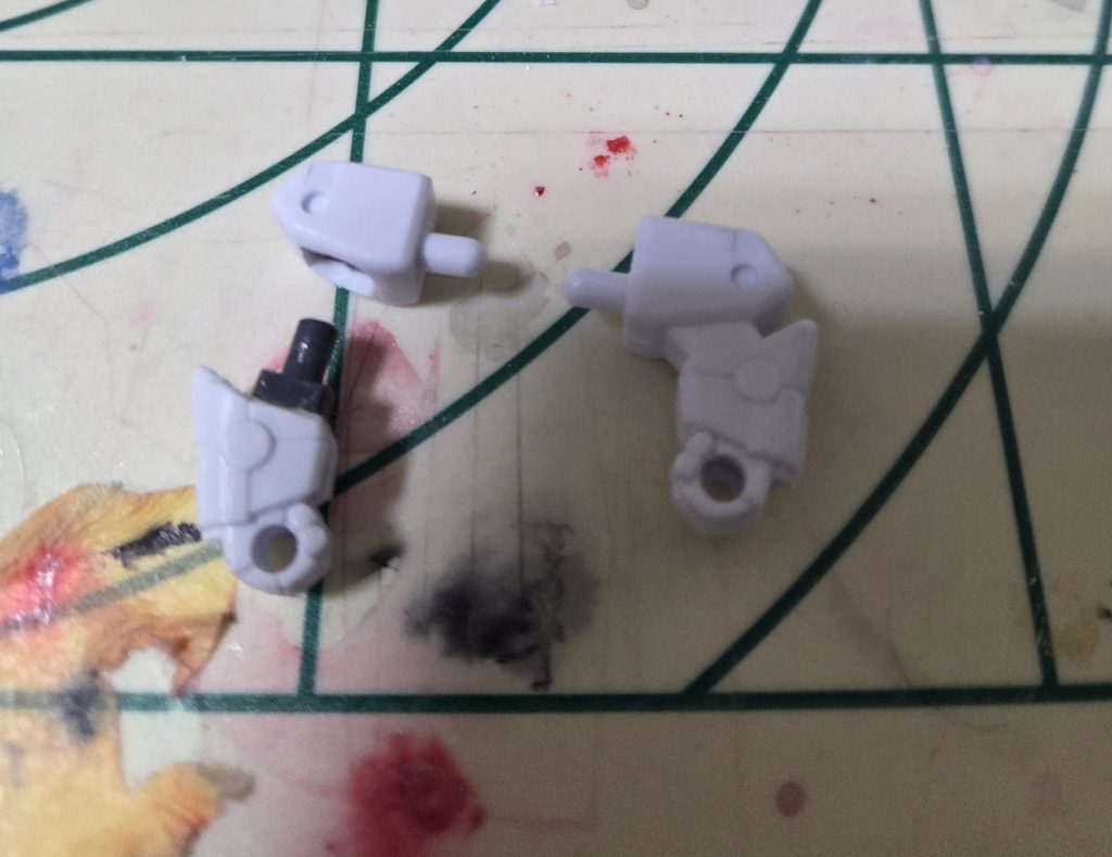 今回の改造ポイント①WaveのPC03を使って関節を追加しました。ネットで見た作例でやってみたくなりました