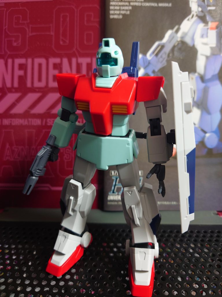 ひとまずここまでは数時間程度で進みましたがこっから急に時間がかかり始めました。なにしろジムとブルー3号機のバランスを考えるのにはてさてどうしたものか…シールドは分厚いしバックパックも大きい…見れば見るほどジム・クゥエルに近づく気が…(gundam-kao5)(この時、同時進行でファラクト・フェイトを制作中でした)