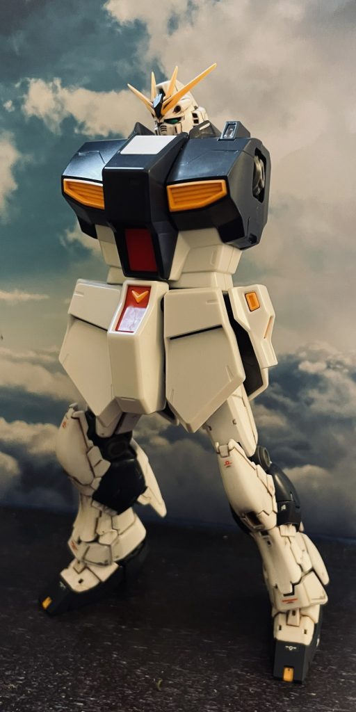 次回作はνガンダムを予定しております。劇中ヴィルボトン攻防戦にて「ここの通行税は高いぜ!」のセリフが印象的です。足の長さが気になっておりどう調整するか思案中です。