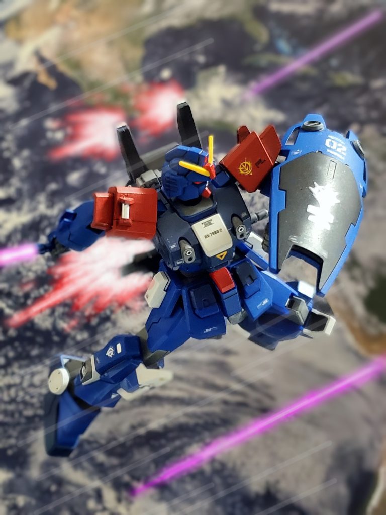 EXAMシステムが発動した事により、さらに常軌を逸した機動性を発揮するBD２号機‼️機体性能の違いか、イフリート改の時以上の加速性と反応速度に一瞬驚くが、自らをすぐに順応させるニムバス大尉。ビームライフルを腰裏のホルダーにマウントし、ビームサーベルを抜き宇宙を駆け抜ける🌠