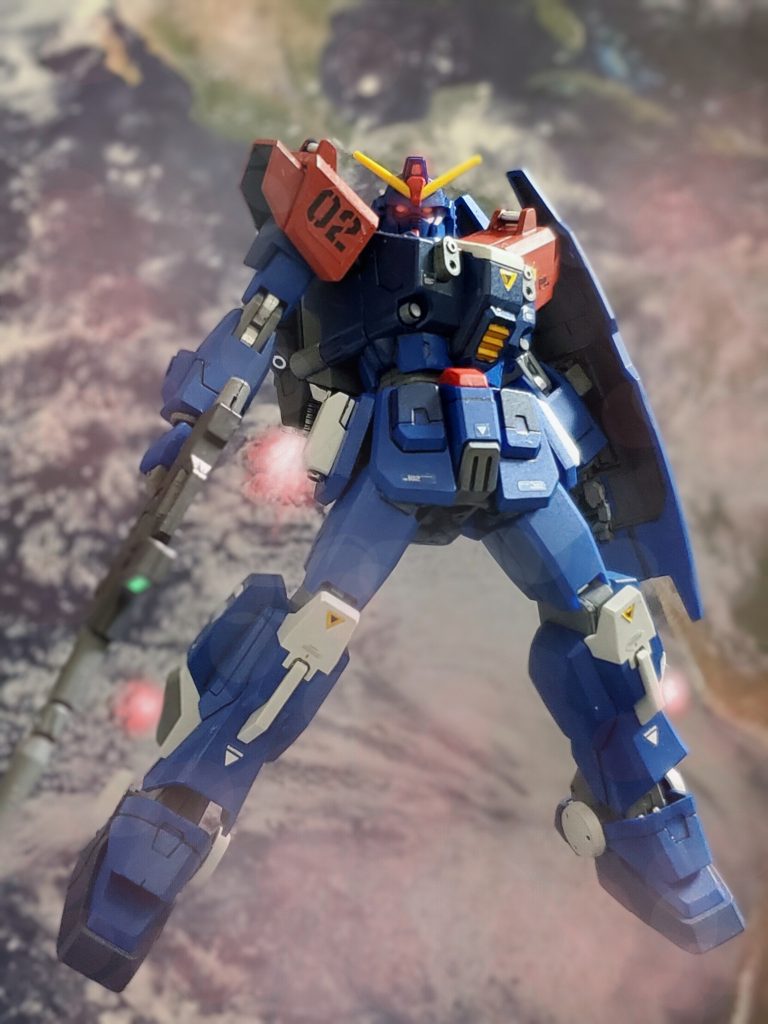 何機ものジムを墜とし、そろそろ頃合いだと感じたニムバス大尉はマリオンの精神が宿るEXAMシステムに呼び掛ける。『EXAMよ❕再びその力を私にみせてみろ‼️』『EXAM-SYSTEM STANDBY……』ニムバスの声に呼応するかのように前面モニターに赤く文字が表示されシステムが起動‼️BD２号機のツインアイは緑から赤へと変化。そして各部の回転数がシフトチェンジし、機体各所から高音の機械音が鳴り響き、機体の周囲は妖艶な赤い噴煙に包まれる…。