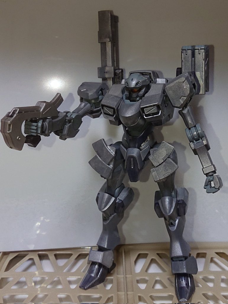 ライフルを構えたポーズ。