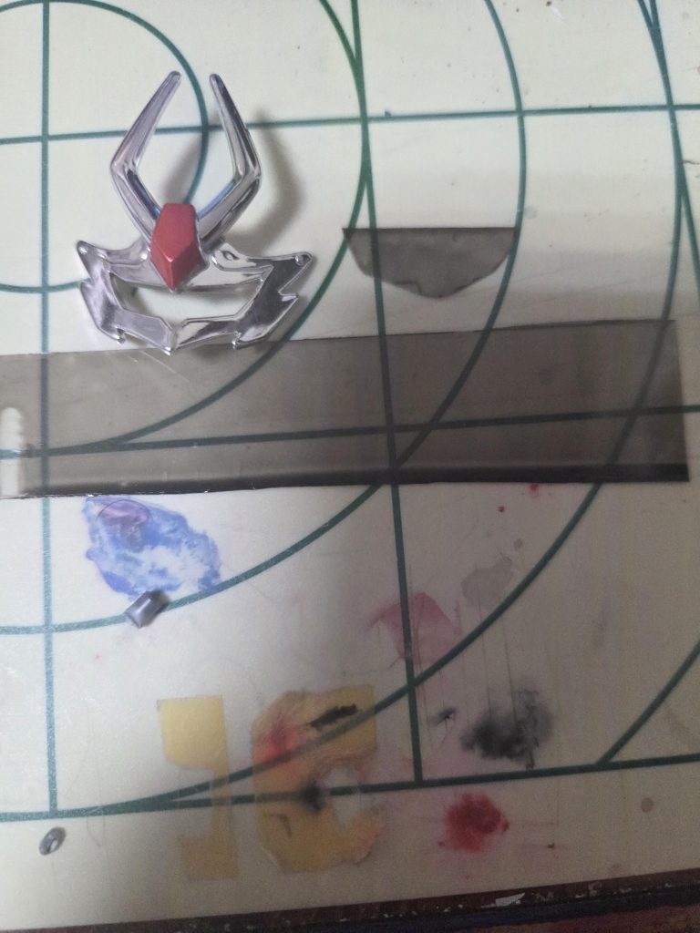 改造ポイントその②バイザー部分を自作しました。100均の透明プラ版にスモークのスプレーで色付けしてあります