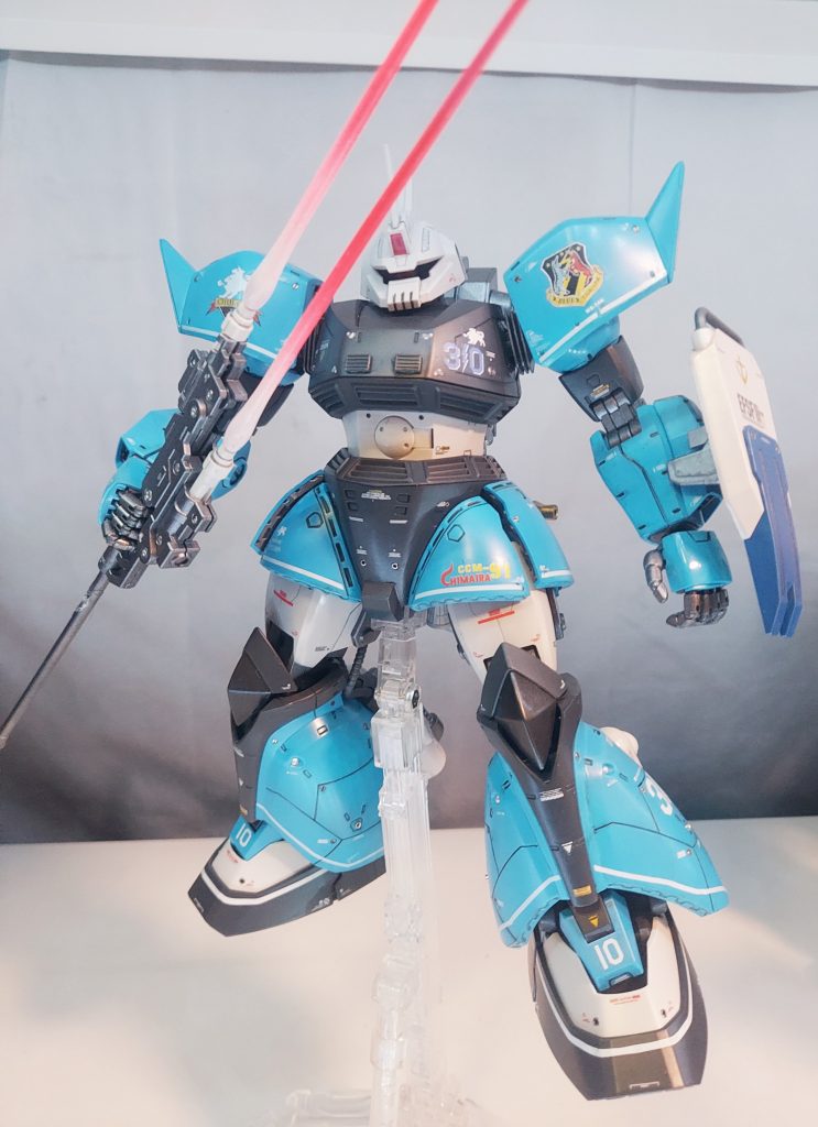 正面　ツインビームスピアゎMGジムセミストライカーからシールドゎMG陸戦型ガンダムからシールドはコミックスでは手持ちか固定か良く分からなかったのでネオジム磁石で手持ち固定両方出来るようにしま酢た(っ ´ﾛ` )ﾉ