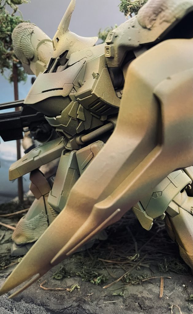 サザビーのアップです。カラーリングはオレンジイエローをベースに、レッドブラウンと外舷21号色(日本海軍船迷彩色)でアクセントをつけています。各部動力パイプはモビルスプリング(首回り: 2.5mm,  胴体: 4.0mm)に交換してあります。