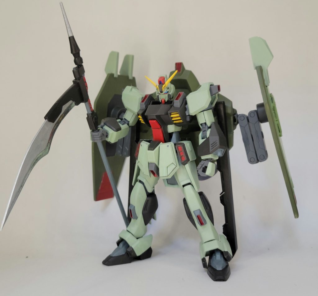 行った改造は・肩スイングが出来る関節を搭載・肘、膝、股関節等をHGCE最新規格に変更・バックパックの大型化・エクツァーンの延長、磁場発生器の可動・ニーズヘグ(鎌)の刃を大型化・ゲシュマイディッヒパンツァーのシールドをプラ板で作成出来る限りのベースにしたフォビドゥンの部品を使用していますが……ほぼ全身の改造をする結果に(おかげで時間がかかりました)