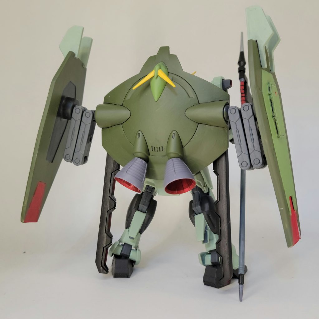 バックパックは左右合わせて14㎜下側に6㎜延長してます。スラスターはHGUCバウンド・ドックの物に変更