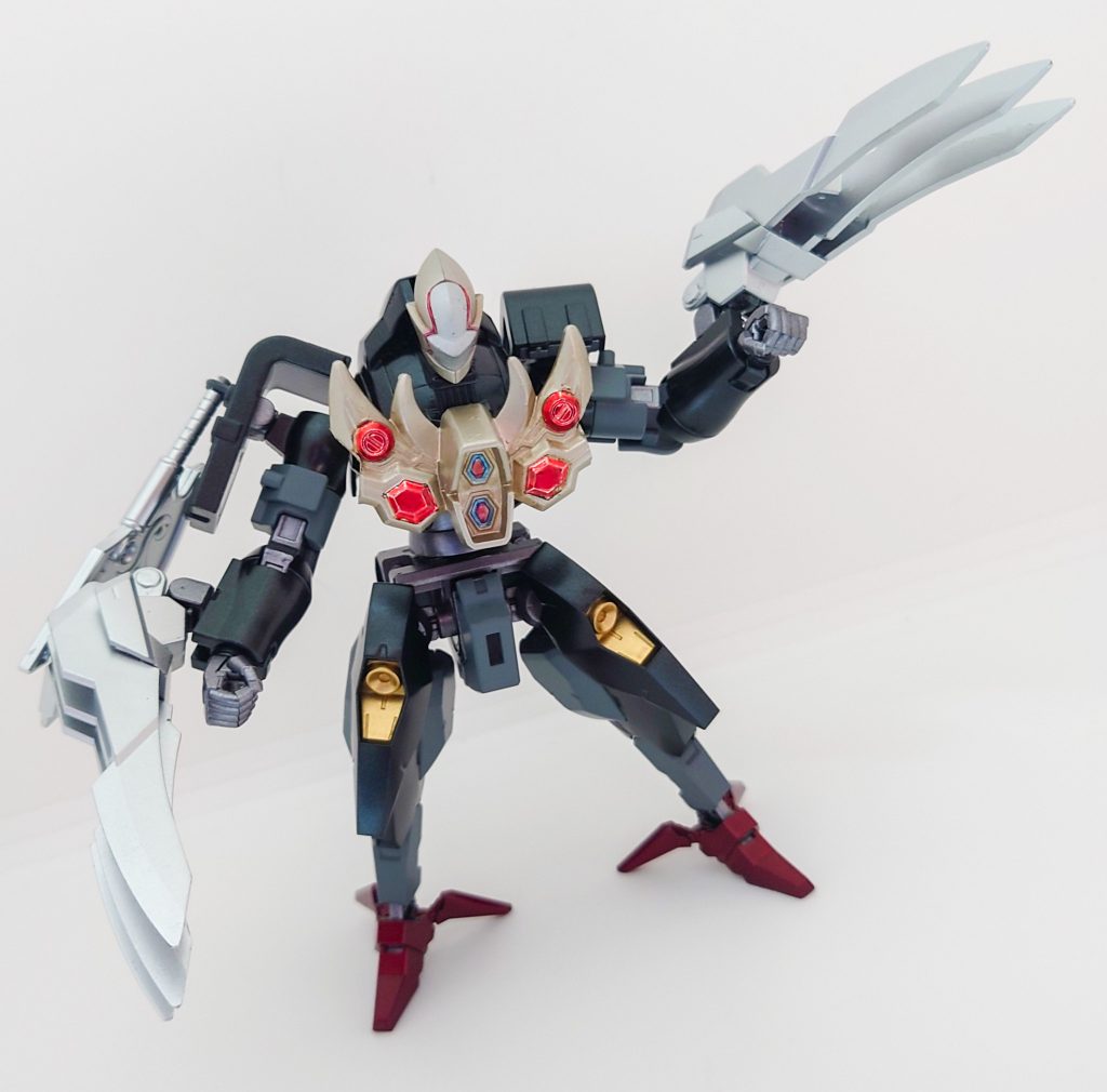 武器その1 鉤爪(クロ―)両腕に装着された鉤爪。高速で接近して相手を引き裂く!