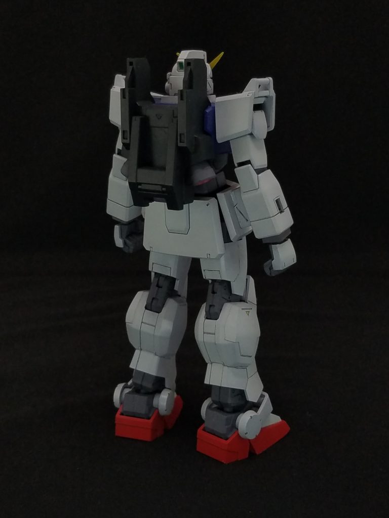 リアビュー。後頭部のセンサーも光ります。