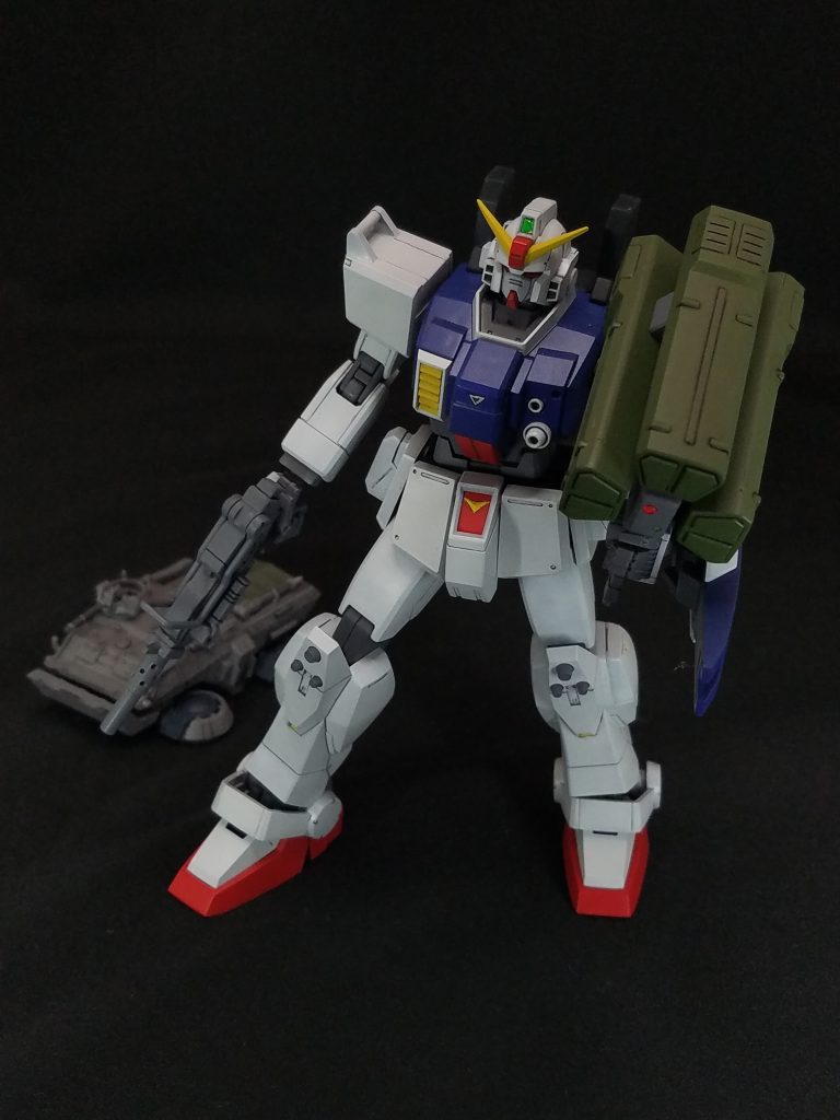 左手にミサイルランチャーを装備。Ez-8制作時に用意したホバートラックを置いて本編 第03話の1シーンをイメージ。こちらはカレン機。