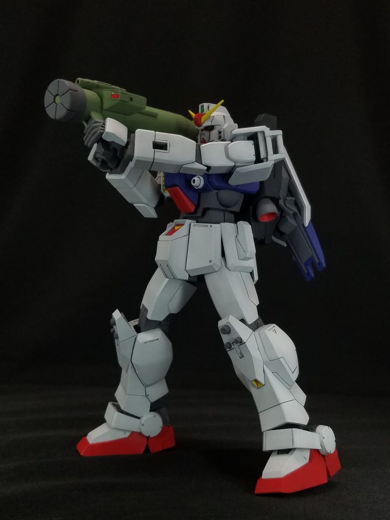 ネットガンを装備、シールドをバックパックにマウント。ネットガンのセンサー類もUVライトで発光します。