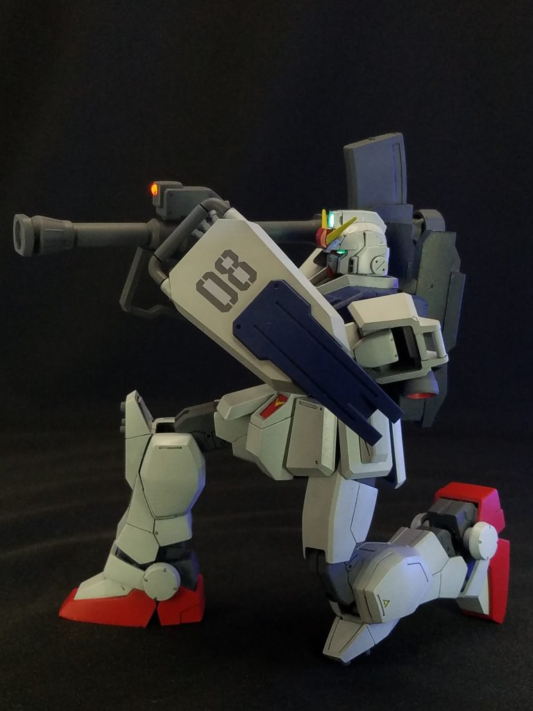 ロケットランチャーを装備。こちらは第03話 サンダース機をイメージ。膝裏の蓋も良い感じ。
