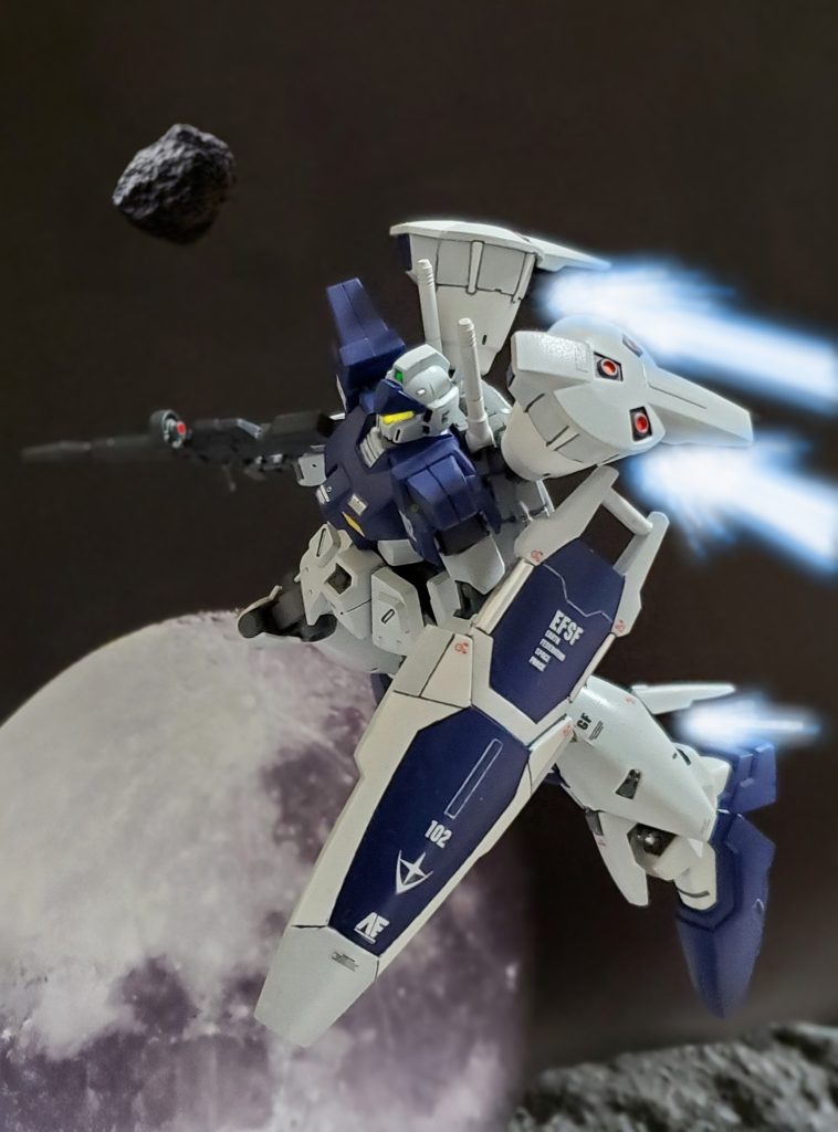 0083年9月下旬、ハインツ・ベア大尉のジムカスタムは高機動型の姿に身を包んだ😌✨現在進行中の『ガンダム開発計画』の試作機に装備する予定のユニバーサル・ブースターポッドと脚部パーツが装着❕実用データ収集が目的であるようだ😔✨