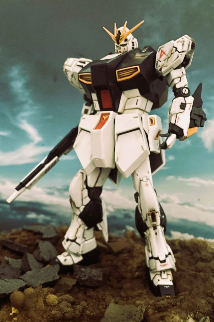 RG νガンダムとMG νガンダムとのミキシングビルドとなります。RGのボディの造形が個人的にはあまりしっくりきておらずMGの「幅」を活かして劇中のイメージに近づけようと試みました。手足の造形は申し分なくRGのものをそのまま採用しております。