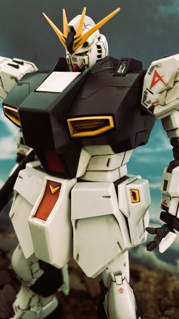 フェースのアップです。νガンダムは歴代ガンダムの中でもハンサムさが際立つデザインかと。