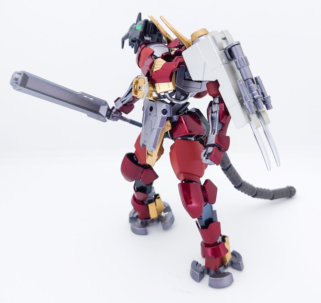 三騎士の中で指揮をするリーダー的機体に仕上げてみました。近距離・遠距離とそつなくこなす万能型のイメージです。