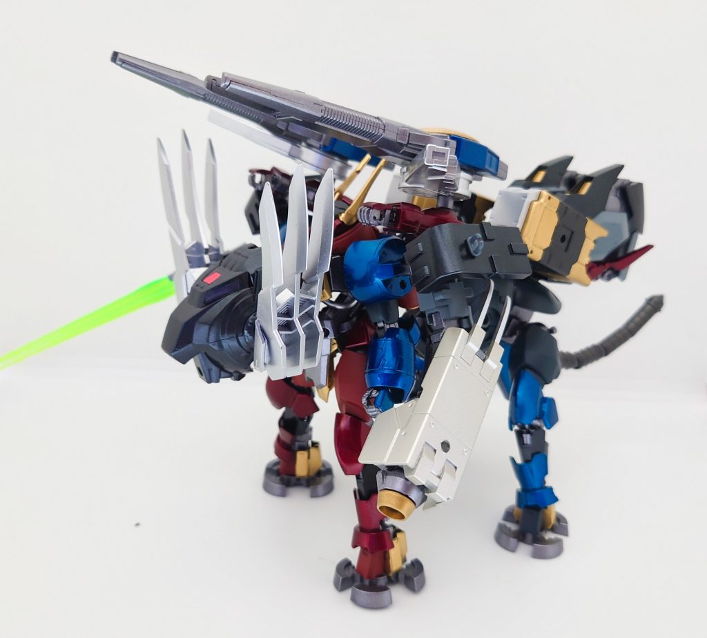 『三騎士合体・グランドベヒモス』大型のモビルアーマーに対抗するために作られた形態という設定です。