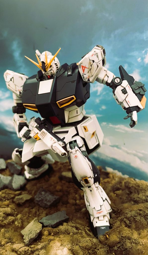 近藤氏の描くモビルスーツの特徴である小さな「手」を表現してみました。キット付属の平手の関節を二つ取り除いたのち指を個々に接着するイメージです。足の可動範囲はさすがRG!!とうなづくものがありました。