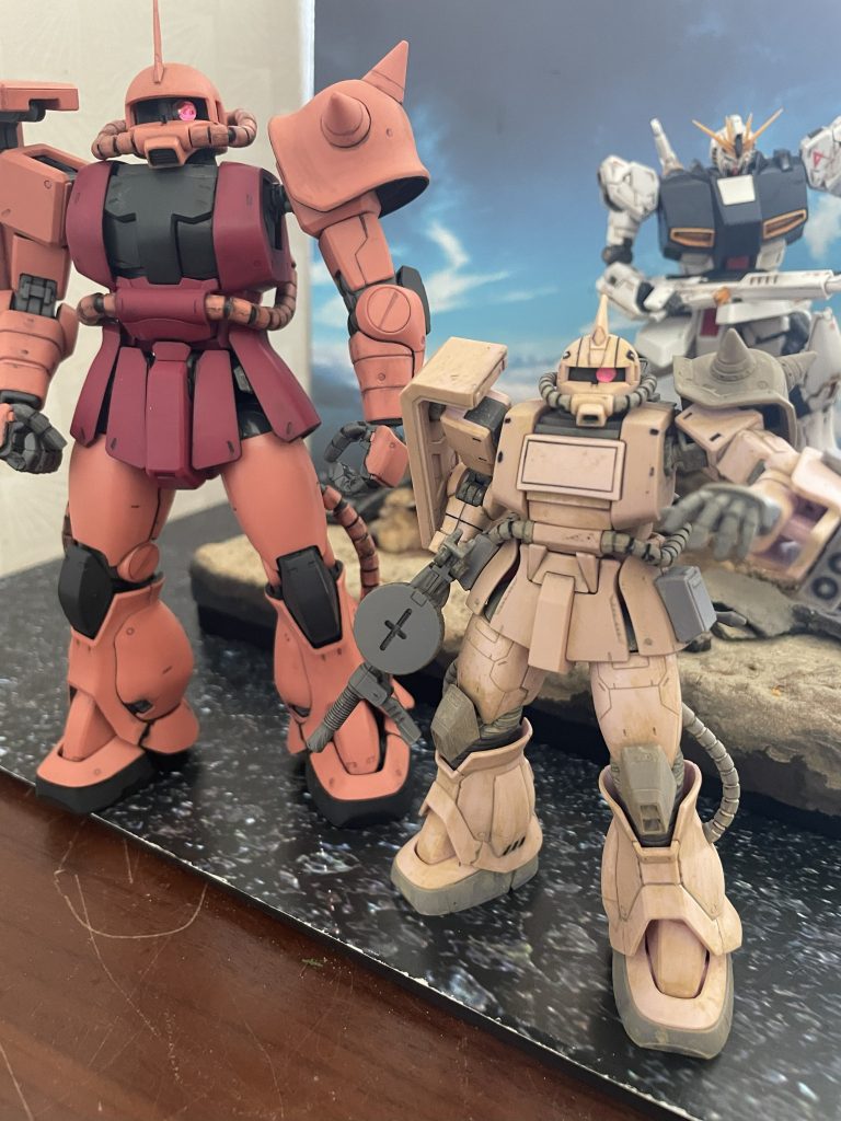 次回作はデザートザクを予定しています。MGザクとHGザクデザートタイプとのミキシングビルドを想定しています。ジオンの再興劇中登場回数は限定的ですが印象的なデザインかと思います。