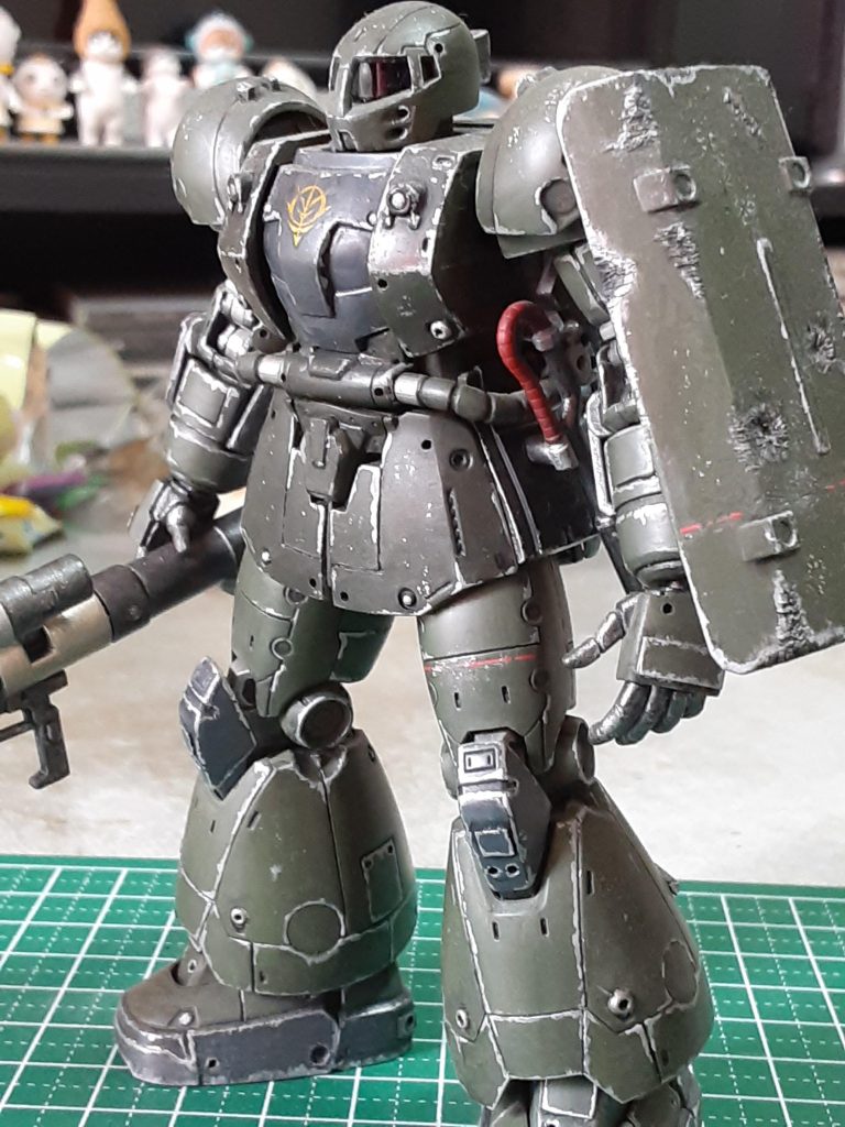 この機体は、模型制作を復帰して一番初めに制作した、色々と思い出深いヤツです❗。コロナ渦真っ最中だった今から五年位前、まだあの頃は潤沢とまでは言わないまでも、今よりもまだキットを手に入れ易かった頃で、オリジン版の旧ザクと同時に購入した記憶があります😊。その日は他にも、ズダやらリックドムⅡやら今ではなかなか手に入れるのも一苦労なキットなんかもあったりしたんですが、変な所がクソ真面目(笑)な自分はMS開発記よろしく、「やっぱ最初はモビルスーツの祖とも言うべきヴァッフからやろ~❗」と思い、購入したのでした…(笑)😁💦