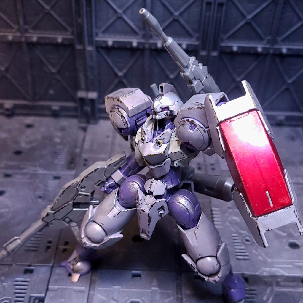 改造部位は、頭部にひさしと顎を追加して強そうにしてみました。首も若干長くなっています。シールドが赤くなっているのは、以前「筆でキャンディ塗装できねぇかな」という無謀な挑戦の実験台にしてしまったためです。正直ちょっと上手くいったような気がするので汚すのを少しためらいました。これらの変更点以外はほぼキットのまま。以下ポージング