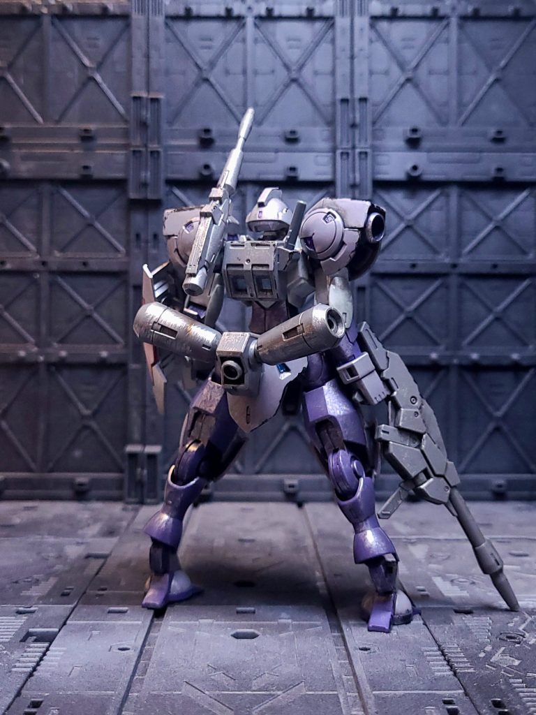 関節の成型色は劇中のイメージからはちょっと遠いような気がしますが、立体として手に取るとボディスーツのような艶めかしさがあってこれはこれでいいなと思います。