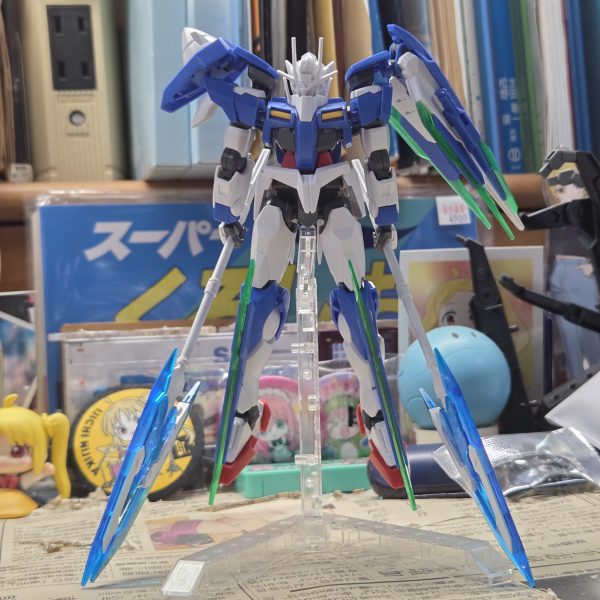 めちゃくちゃ久しぶりの更新です…いじくりましてる00ですが、いろいろといじってきました。武器はトライジェントガンダムのGNパルチザンを一部パーツの向きの変更をして装備追加でGNソードビットを脚に装備させました(仮でマステ固定)（1枚目）