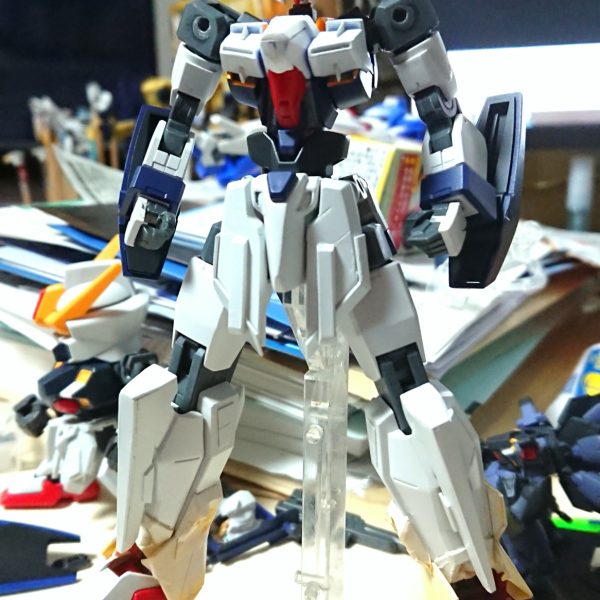 日焼け中です。ラピー張り付けのuvレジン処理(zaku-kao4)胸のダクト塗り分けを失敗し、三回やり直しました。ダクトにフィンを付けたのですが小さ過ぎてマスキングに染みこみが…最終的に一度ばらして後付けに（2枚目）