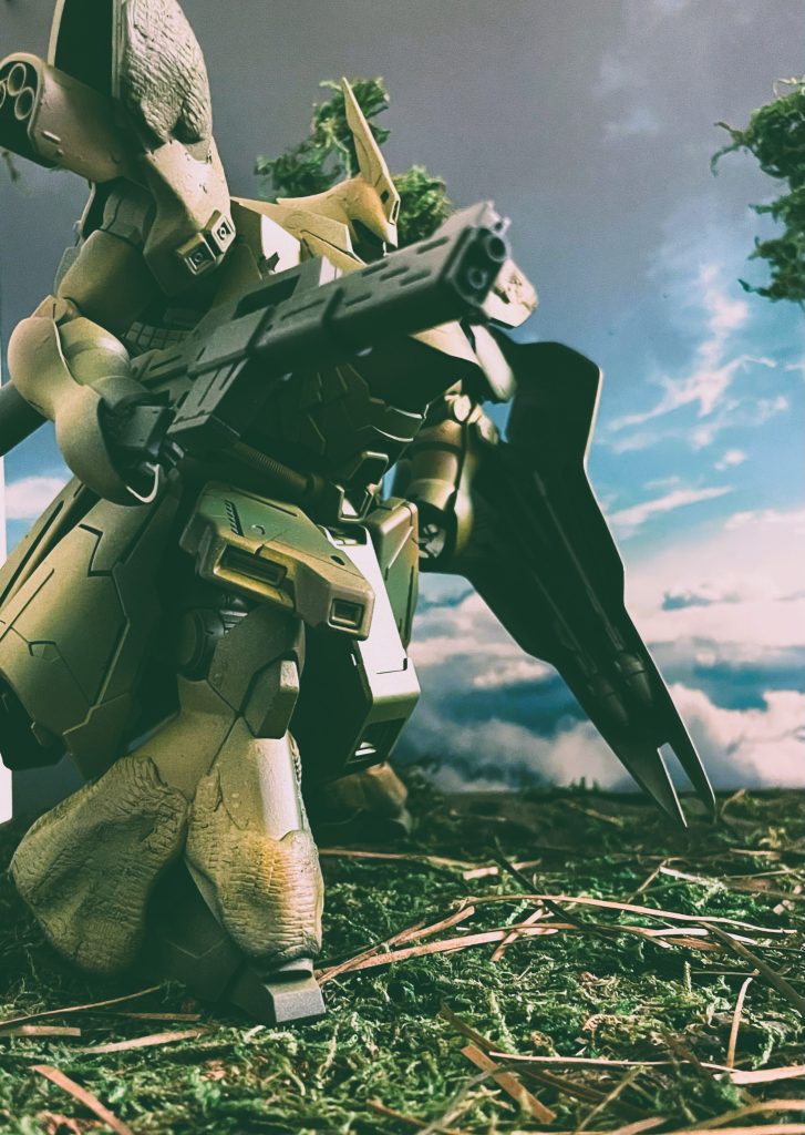 「新型のガンダムか！？なんてパワーだ。」シールドの裏にシュツルムファウストを仕込んでいます。