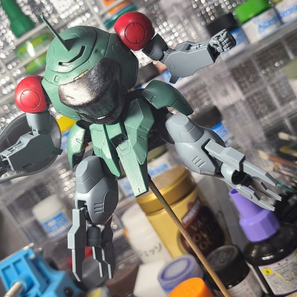 今回はアナーキーでスモーキーでバイオレンスでパンクな感じの作品にしようと思っています。意味の無いチェーンをジャラジャラつけてリアリティの欠片も利便性も一切無いやつです、同時並行のズゴックと一緒にジオラマにします！バイオレンスの部分はチェーンを付ける穴を作ってる最中に変な力が入りピットブレード(平)が爪と指の間に突き刺さった為、これをバイオレンスとします。2枚目の画像の様な塗装をしていたのですが途中で御歳30歳の自分の中に眠る10代のやりきれない反骨心が顔を出しこんな事になっていました(zion_emb)ファイヤーパターンは初めましてですので下手くそでニュルニュルした炎になっていますが多分そのうちいい感じになると思います。チェーンはハムスター用のブランコの紐を麻紐に変えたのでその戦利品です、我が家のハムから略奪してやりました、沢山あるのでジャラジャラにしてやろうと思います(zaku-kao5)今回は良くも悪くもダサい作品を目指して頑張ります！（2枚目）