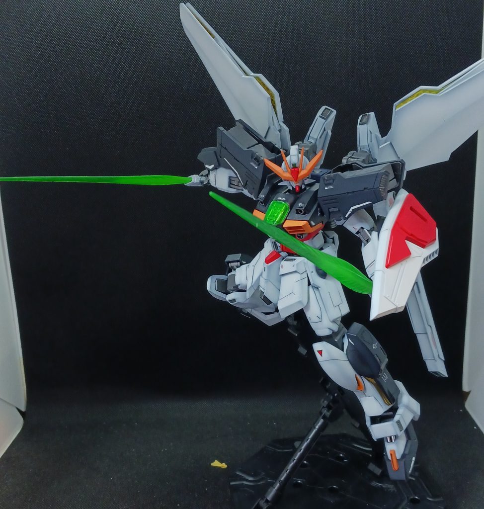 アクションポーズのセンスがないのはご容赦いただいて…背中のリフレクターはバカデカイものをスクラッチ。背中がオモイオモイ