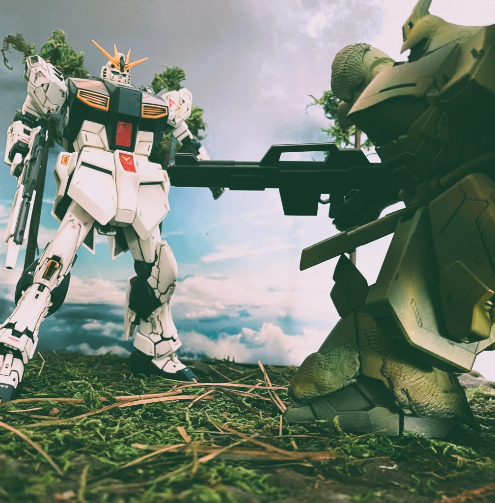 両雄並び立ちです。オリジナルのガンダム以降のモビルスーツの中ではやはりこの2機が最高かと。「逆襲のシャア」を久しぶりに観返しました。物語としても完成度が高いと思いますし、モビルスーツの躍動感が素晴らしいと思います。「νガンダムは伊達じゃない」の台詞に説得力がありました。