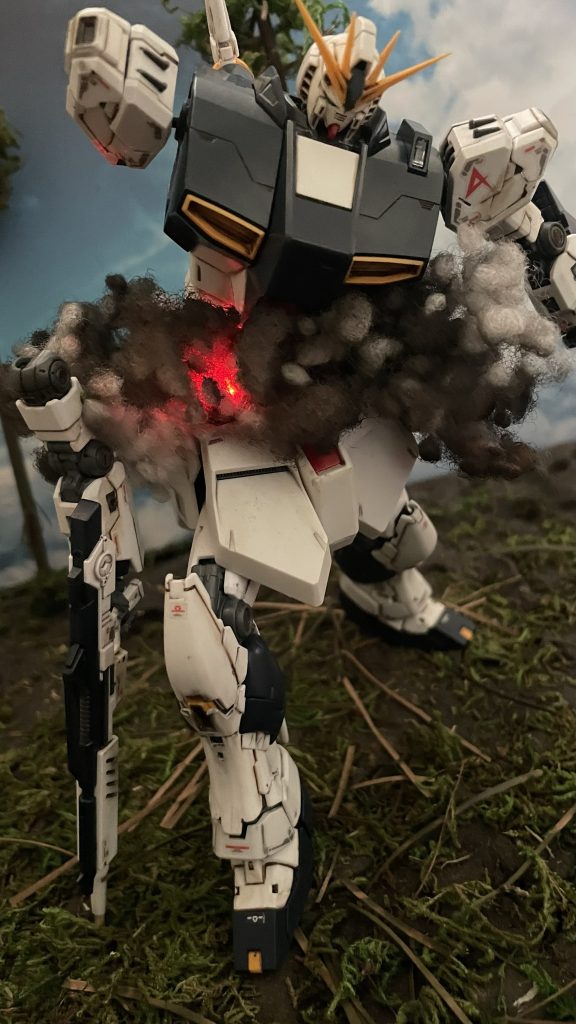 やや近いアングルから。冒頭から穏やかではない絵柄で申し訳ありません。磁石式の赤ライトを仕込んで爆発炎上のイメージを出すことを意図しました。