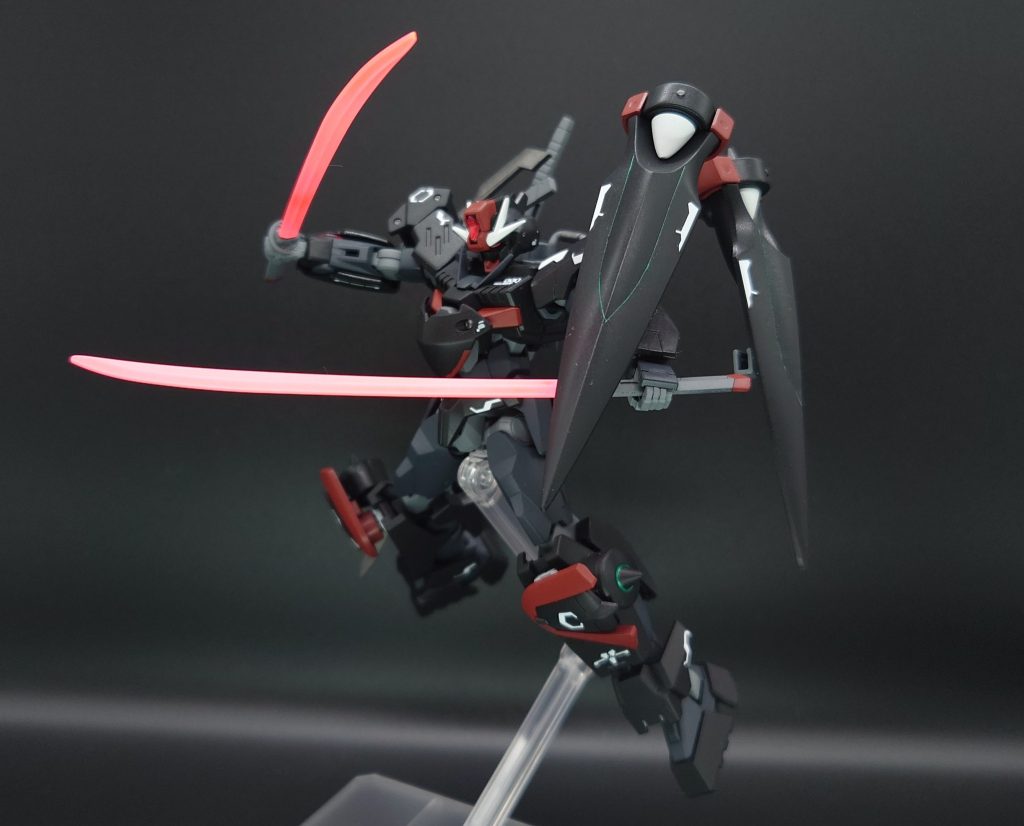 参ノ太刀：GNロングビームサーベル「破狛」肆ノ太刀：GNショートビームサーベル「破虎」物理が通りづらい敵との戦闘用に二本のビームサーベルを装備している。長く細い刀が破狛、太く短い刀が破虎であるが、その差は大きくない。そのわずかな差を強敵との戦いで活かす戦法を得意としている。