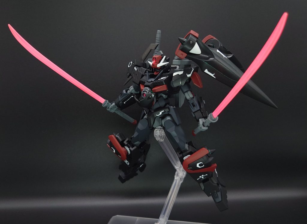 漆ノ太刀：腹部砲門GNメガキャノン「破白」ツインドライブシステムで生成した超高密度のビームを腹部の砲門から放つ奥義ともいえる武装。圧倒的な破壊力を持つが放射後は機体性能が低下するため、強敵と認めた相手にしか使用しない。