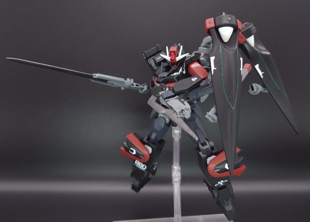 弐ノ太刀：ショートコマンドソード「破月」サブで使用される短剣で敵の攻撃をさばいたり、高速機動とともに敵機体を削る戦法を得意とする。