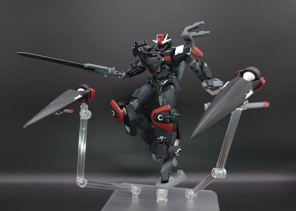 GNクローはファングのようにオールレンジで攻撃が可能。勢いよく突貫させ装甲を貫くことも自身の周囲で展開しシールドとして使用することもできる。